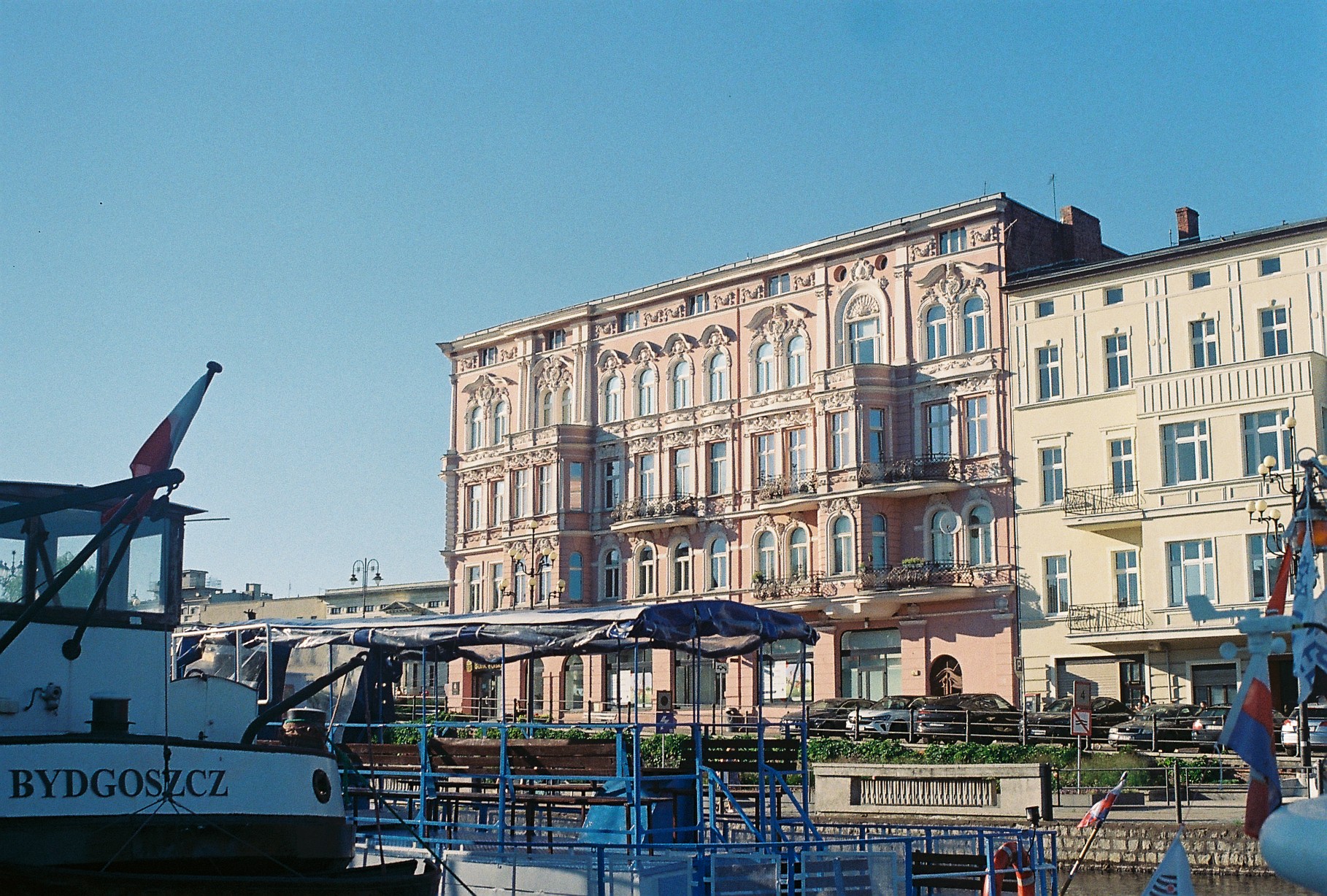 Building next to Most Jerzego Sulimy-Kamińskiego